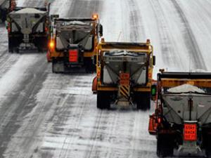 Snježne borbe na prugama Voz čisti snijeg sa šina